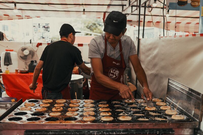 Mercado de comida internacional em Arroios, Lisboa, com bancas e produtos de várias origens