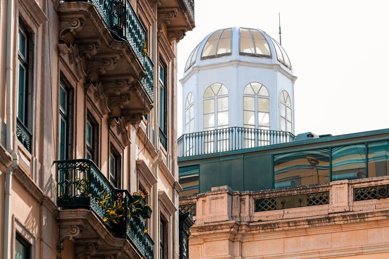 Edifícios históricos pombalinos na Baixa de Lisboa com fachadas tradicionais