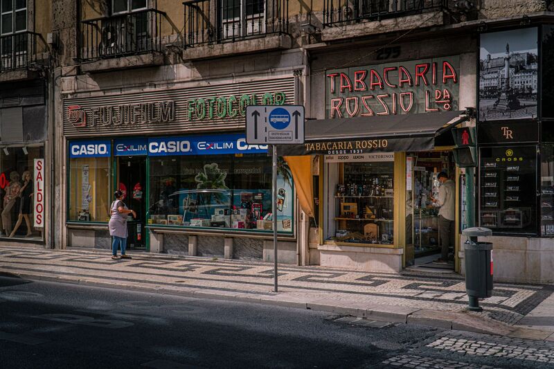Rua de comércio na Baixa de Lisboa com lojas e alojamento local em Portugal