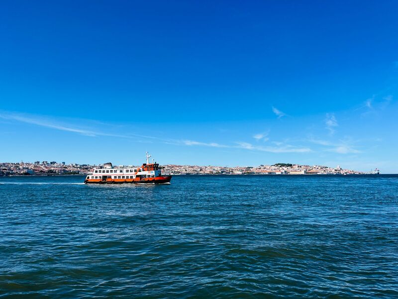 Margem do rio Tejo em Belém, Lisboa, com vista para os monumentos históricos