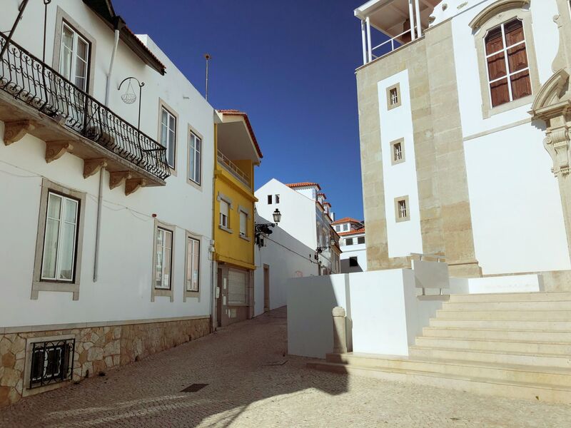 Bairro tradicional português com casas antigas e comércio local em Benfica, Lisboa