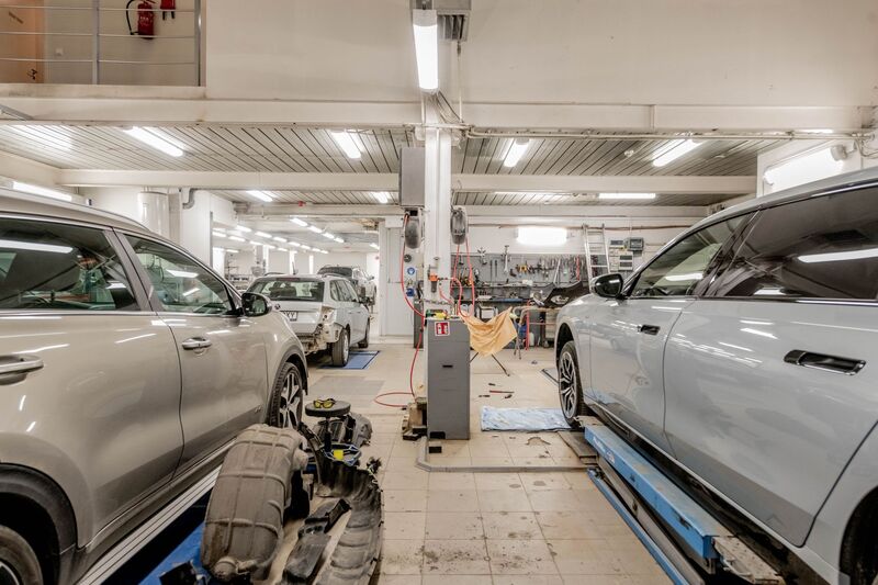 Oficina de reparação automóvel em Benfica, Lisboa, exemplo de comércio local do bairro